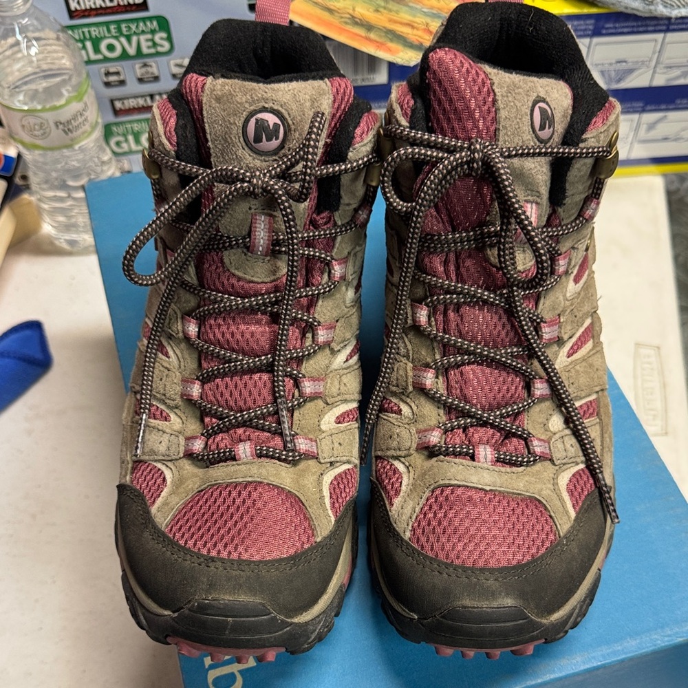 Columbia hiking boots in Pink and Black